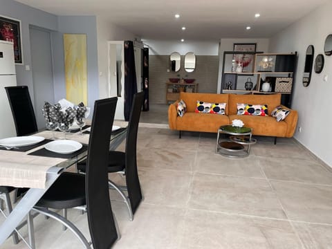 Kitchen or kitchenette, Living room, Seating area, Dining area