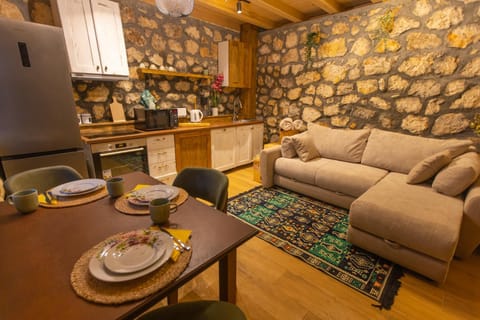 Kitchen or kitchenette, Living room, Seating area, Dining area