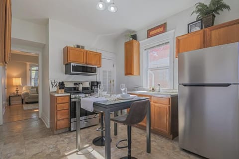 Peaceful One Bedroom Home near Chicago Apartment in Forest Park