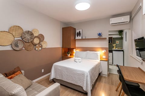 Bed, TV and multimedia, Photo of the whole room, Bedroom, internet, locker, air conditioner