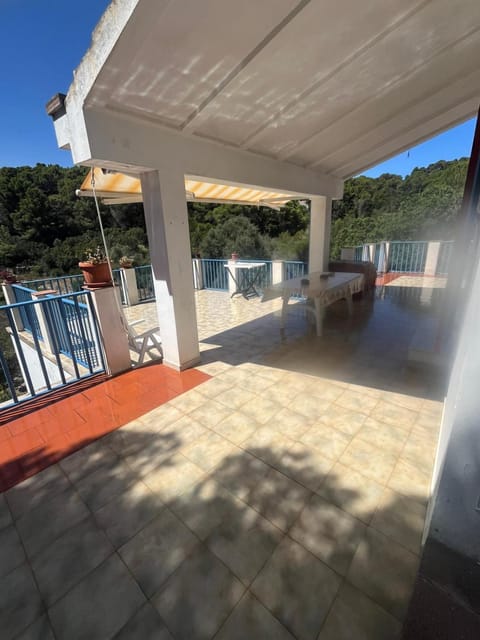 Property building, Patio, Balcony/Terrace