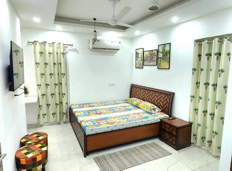 Bed, TV and multimedia, Bedroom, wardrobe, air conditioner