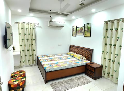 TV and multimedia, Photo of the whole room, Seating area, Bedroom