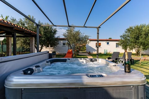 Patio, Hot Tub, Spa and wellness centre/facilities, Garden view, Open Air Bath, sunbed, towels