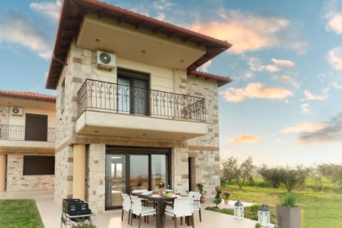 Property building, Spring, Day, Natural landscape, Garden, View (from property/room), Balcony/Terrace, Seating area, Dining area, Garden view