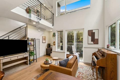 Lake & City View Modern Retreat w AC House in Fremont