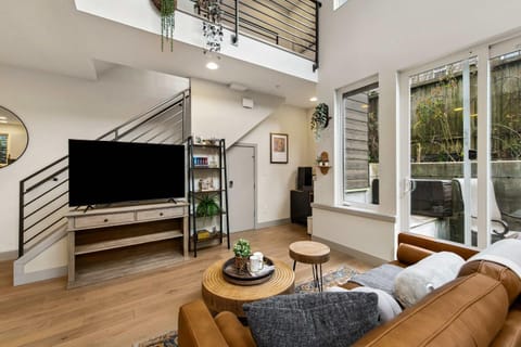 Lake & City View Modern Retreat w AC House in Fremont