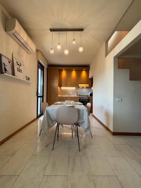 Kitchen or kitchenette, Dining area, air conditioner