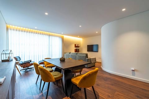 Communal lounge/ TV room, TV and multimedia, Living room, Seating area, Dining area