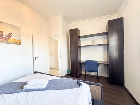 Spacious Shared 3-Bedroom Villa Near Bloubergstrand Beach with Pool & Free Wi-Fi Bed and Breakfast in Cape Town