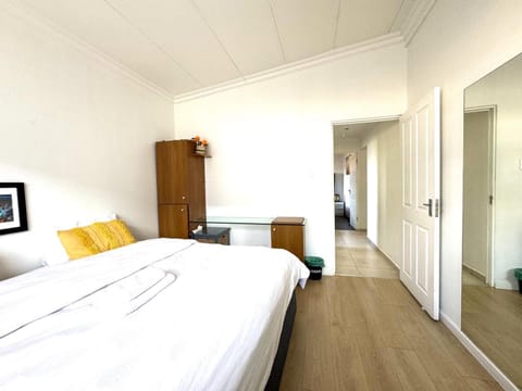 Spacious Shared 3-Bedroom Villa Near Bloubergstrand Beach with Pool & Free Wi-Fi Bed and Breakfast in Cape Town