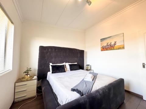 Spacious Shared 3-Bedroom Villa Near Bloubergstrand Beach with Pool & Free Wi-Fi Bed and Breakfast in Cape Town