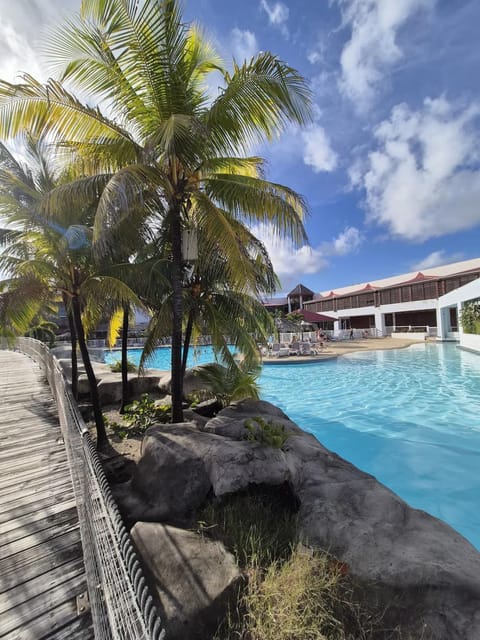 Restaurant/places to eat, Beach, Swimming pool, Parking