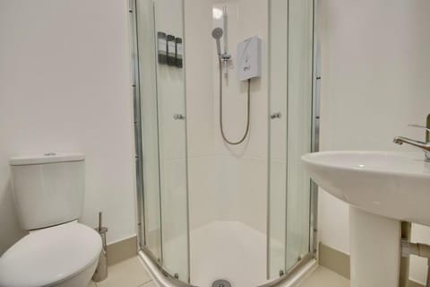 Shower, Toilet