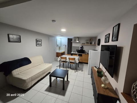 Communal lounge/ TV room, TV and multimedia, Kitchen or kitchenette, Living room, Seating area, Dining area