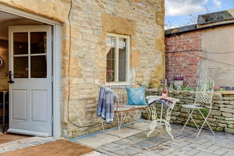 Property building, Patio, Day, Garden, Garden view