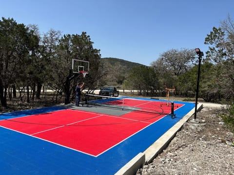 Property building, Day, People, Natural landscape, Evening entertainment, group of guests