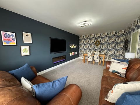 TV and multimedia, Living room, Seating area, Evening entertainment