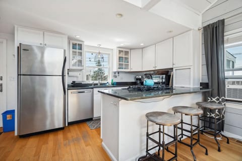 8 Min Walk to Basin Screened Porch Plum Puddin House in Newburyport