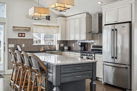 Basin Breeze Cottage AC Decks Water Views House in Newburyport