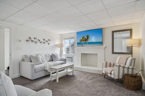 Basin Breeze Cottage AC Decks Water Views House in Newburyport