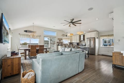 Basin Breeze Cottage AC Decks Water Views House in Newburyport