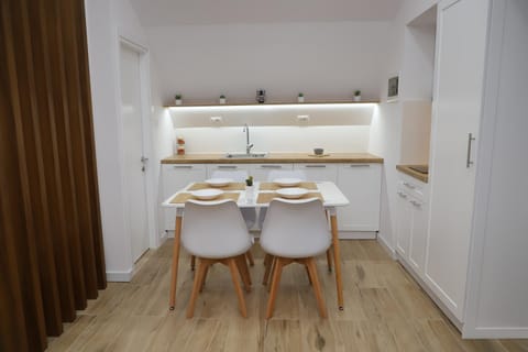 Kitchen or kitchenette, Dining area