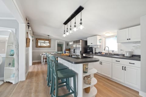 Riverside Retreat Minutes to Beach Updated Kitchen House in Newburyport