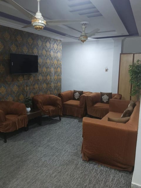 Communal lounge/ TV room, TV and multimedia, Living room, Seating area, Evening entertainment