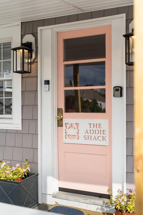 Addie Shack & Cammie Cabana Pet Friendly 10pp House in Newburyport