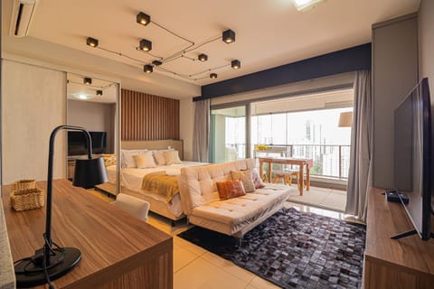 Bed, TV and multimedia, Balcony/Terrace, Photo of the whole room, Seating area, Bedroom, pet friendly, air conditioner