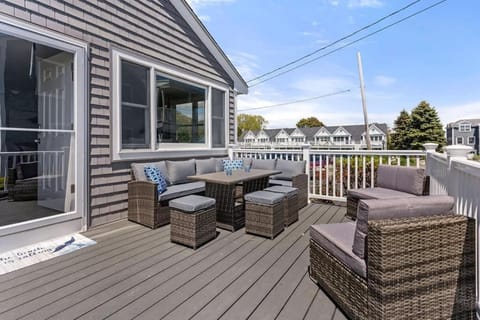 Harbor Serenity Private Deck Updated Kitchen Apartment in Rye
