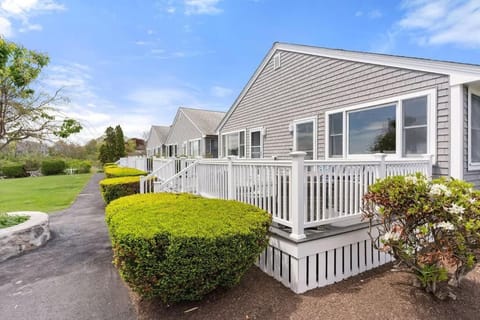 Harbor Serenity Private Deck Updated Kitchen Apartment in Rye