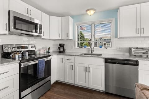 Snug Seaside Views From Couch Walk to Beach Apartment in Rye