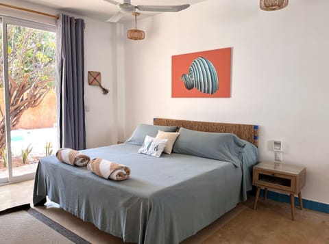 Bed, Garden view, towels