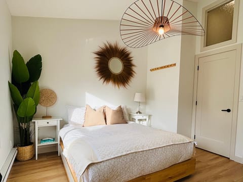 Bed, Photo of the whole room, Decorative detail, Bedroom
