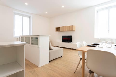 TV and multimedia, Kitchen or kitchenette, Dining area, oven
