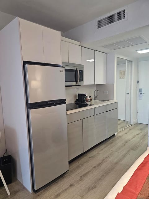 Ocean front paradise studio with ocean view and beach exit Apartment in Sunny Isles Beach