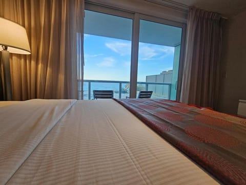 Ocean front paradise studio with ocean view and beach exit Apartment in Sunny Isles Beach