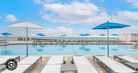 Ocean front paradise studio with ocean view and beach exit Apartment in Sunny Isles Beach