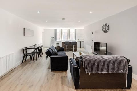 New Modern and Spacious 2BR In The Heart of Burnley with Free Private Parking Apartment in Burnley