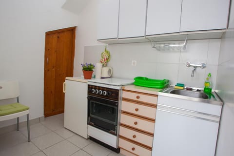 Kitchen or kitchenette, oven, pet friendly, stove