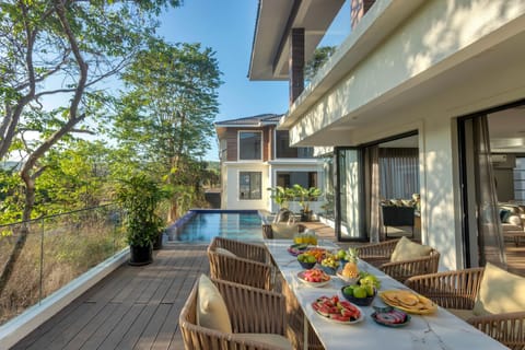 Property building, Patio, Spring, Day, Garden, View (from property/room), Balcony/Terrace, Food and drinks, Dining area, Food, Garden view, Pool view, Swimming pool, sunbed