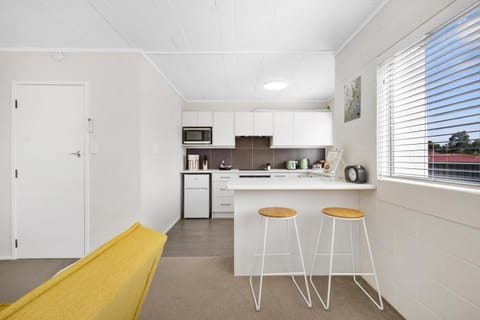 Coffee/tea facilities, Kitchen or kitchenette, Dining area, oven, stove, toaster