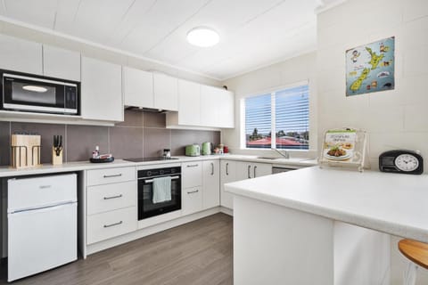 Coffee/tea facilities, Kitchen or kitchenette, dishwasher, microwave, oven, stove, toaster