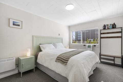 Bed, Photo of the whole room, Bedroom, heating, storage, towels, wardrobe