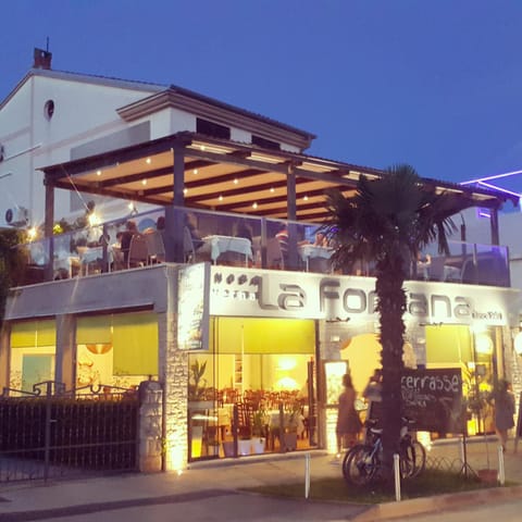 Staff, Restaurant/places to eat, People, Guests, Sea view, group of guests, Certificate/Award, Family