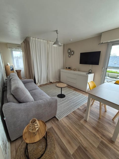 Bed, Living room, Seating area