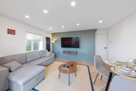 Communal lounge/ TV room, TV and multimedia, Living room, Seating area, Dining area, Evening entertainment