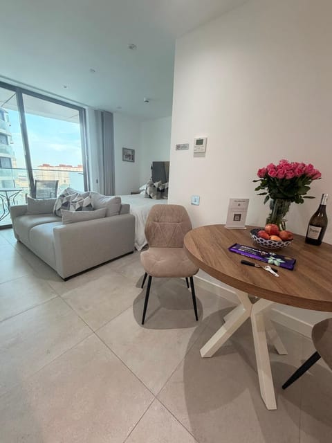 Bed, Living room, Photo of the whole room, Seating area, Dining area, Bedroom